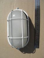 Фотография белого овального светильника НПП 1402 с защитной решёткой