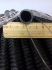 Фотография чёрной гибкой гофрированной трубы из полиэтилена низкого давления диаметром 20 мм для заливки в бетон