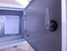 Фотография дверцы с замком металлического щитка ЩМП 2.3.1