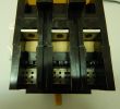 Фотография искрогасителей трёхполюсного автоматического выключателя АЕ 2056М на номинальный ток 80 ампер